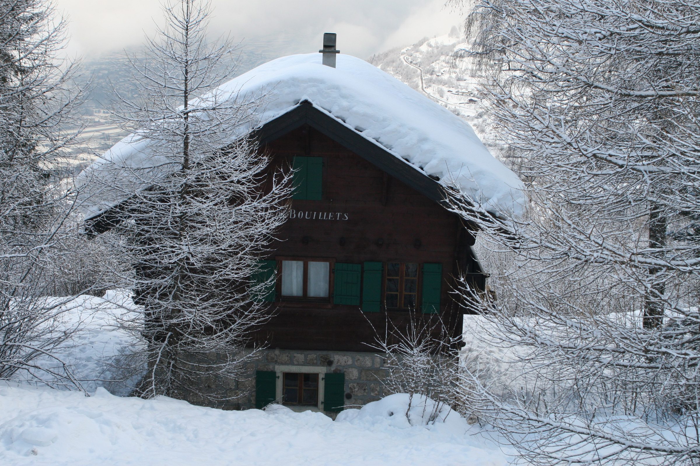 Chalet Les Bouillets in de sneeuw, met de Alpen op de achtergrond