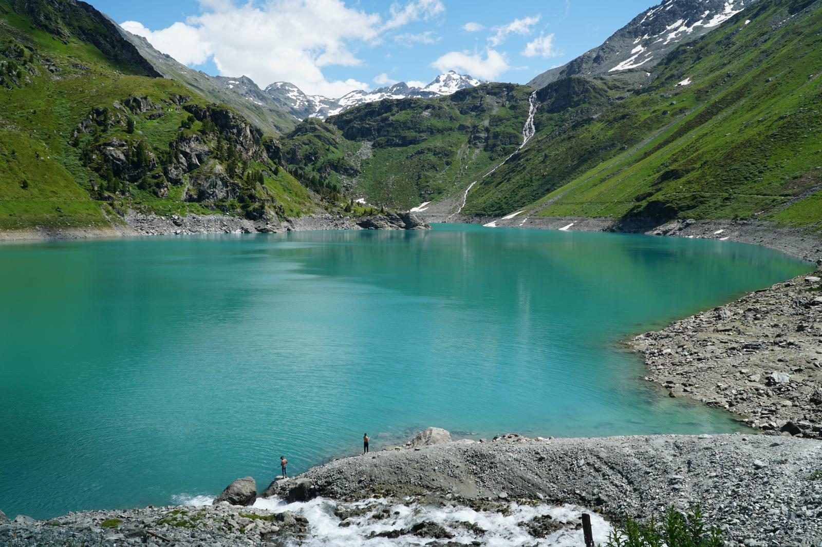Turquoise bergmeer in de zomer